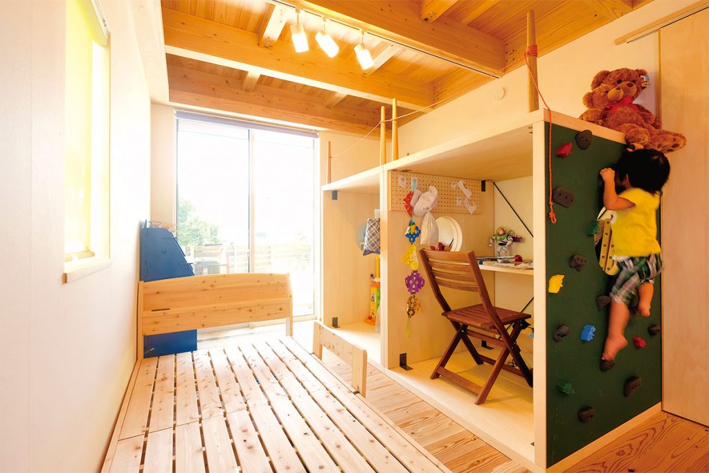 開放的な子供部屋は、家具で各々のパーソナルスペースを確保。